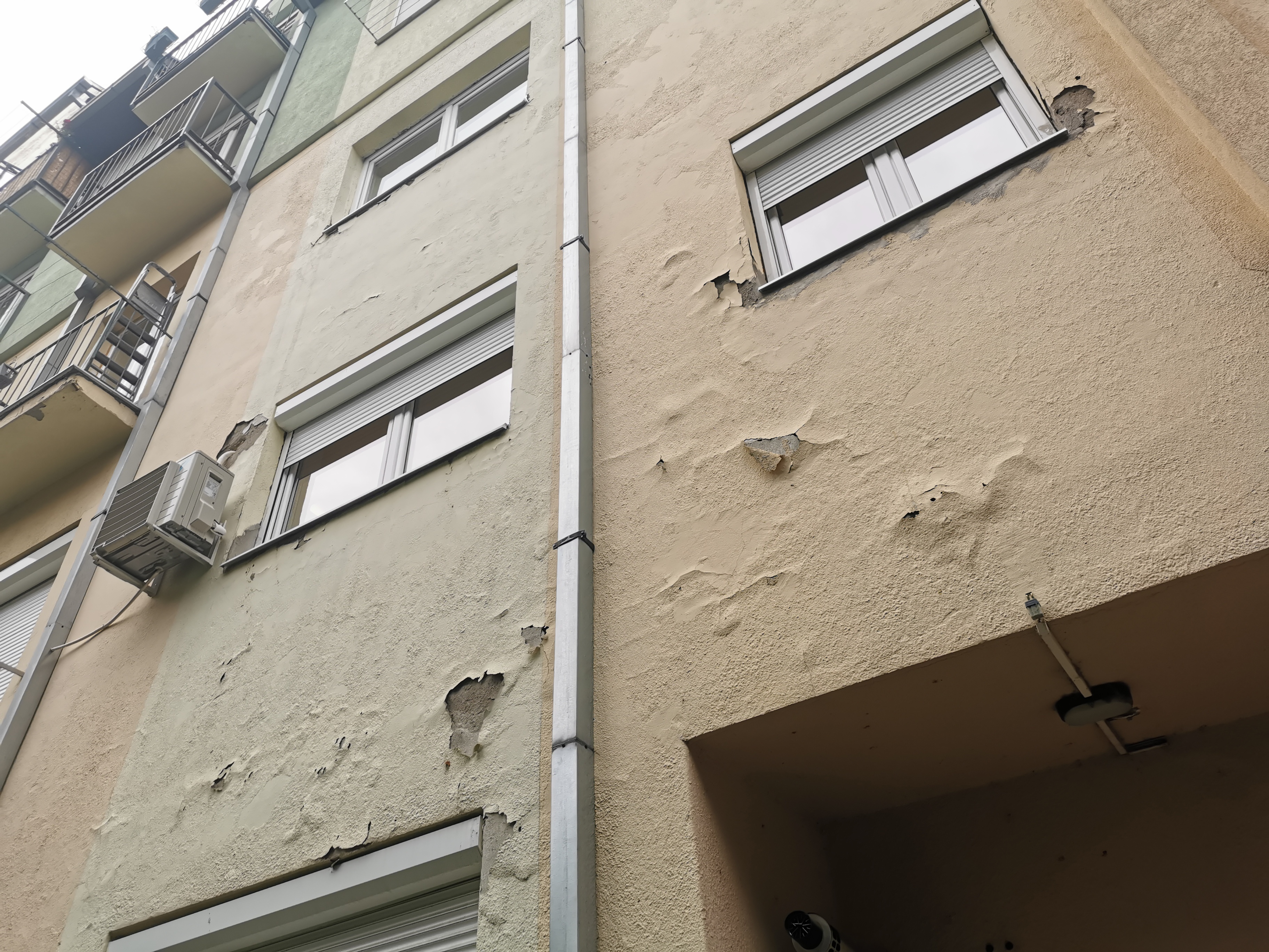 Детлић се осветио комшијама због узнемиравања: Нарушили му станиште, па им узвратио уништеном фасадом