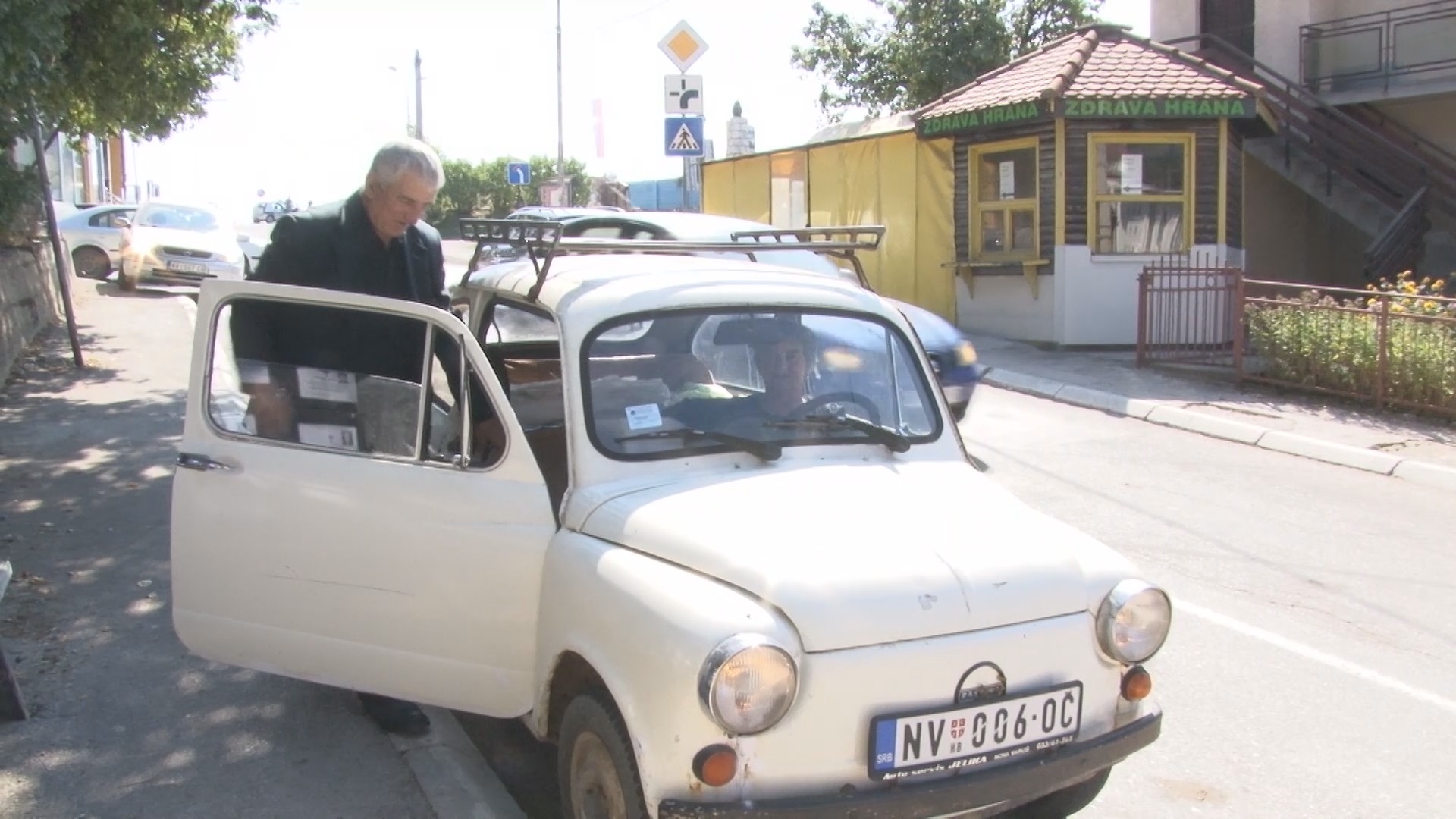 Бака Стојана вози као Флојд: Скоро 40 година се не одваја од „фиће“, са својим белим лепотаном крстари кроз Србију (ФОТО)