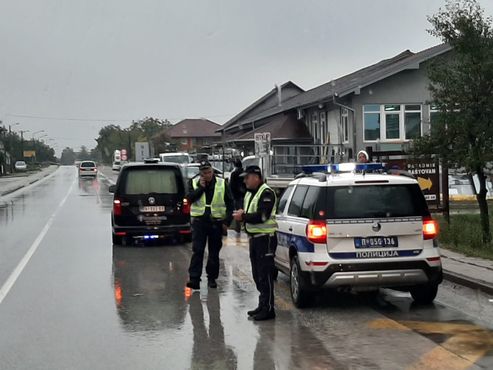 Тешка несрећа на путу Чачак - Краљево, погинула старица док је чекала аутобус: На мокром коловозу лежала преко сат времена (ФОТО)