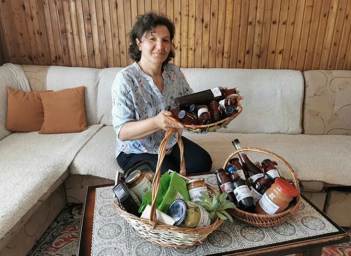 Као патронажна сестра обилазила села и скупљала пелцере: Данас на падинама Златара има фантастичан воћњак, све што набере Видојка преради на „смедеревцу“ и после прода (ФОТО)