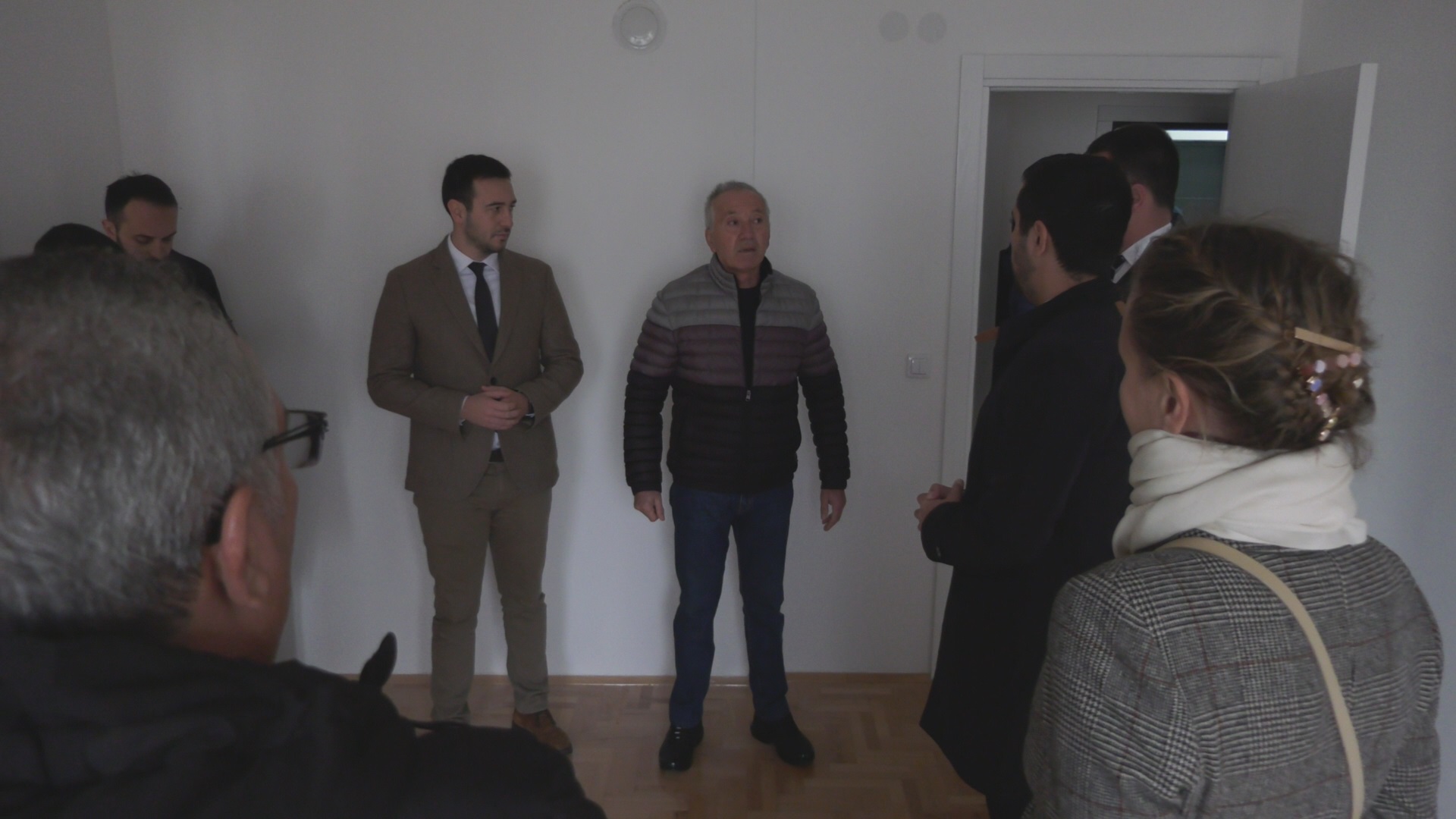 Разорни земљотрес све нам уништио, нисмо имали купатило и тешко је било живети: Након десет година мукама за преко 100 краљевачких породица дошао је крај, добили кључеве за нове станове (ФОТО)(ВИДЕО)