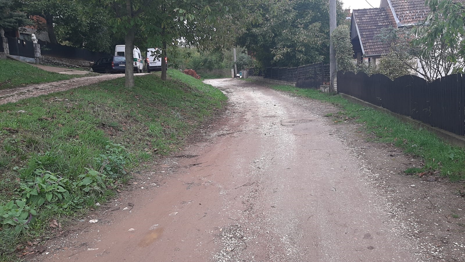 Ни мање улице у Тополи, ни више проблема: Мештани гледају у небо и моле се да сунце што дуже греје, са првом кишом настају проблеми (ФОТО)