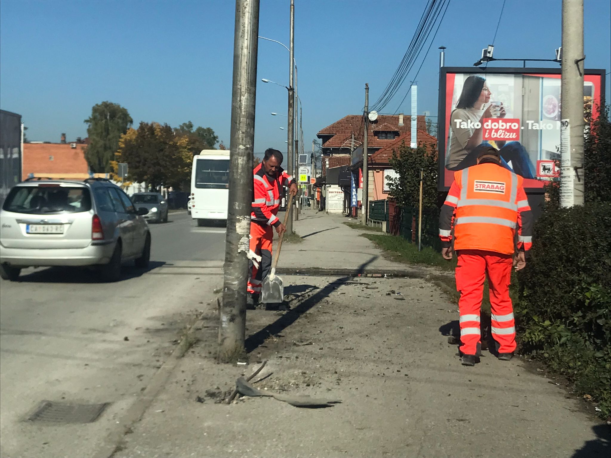 Саобраћајна несрећа у ширем центру Чачка: Таксиста ударио у бетонски стуб и преминуо на лицу места (ФОТО)