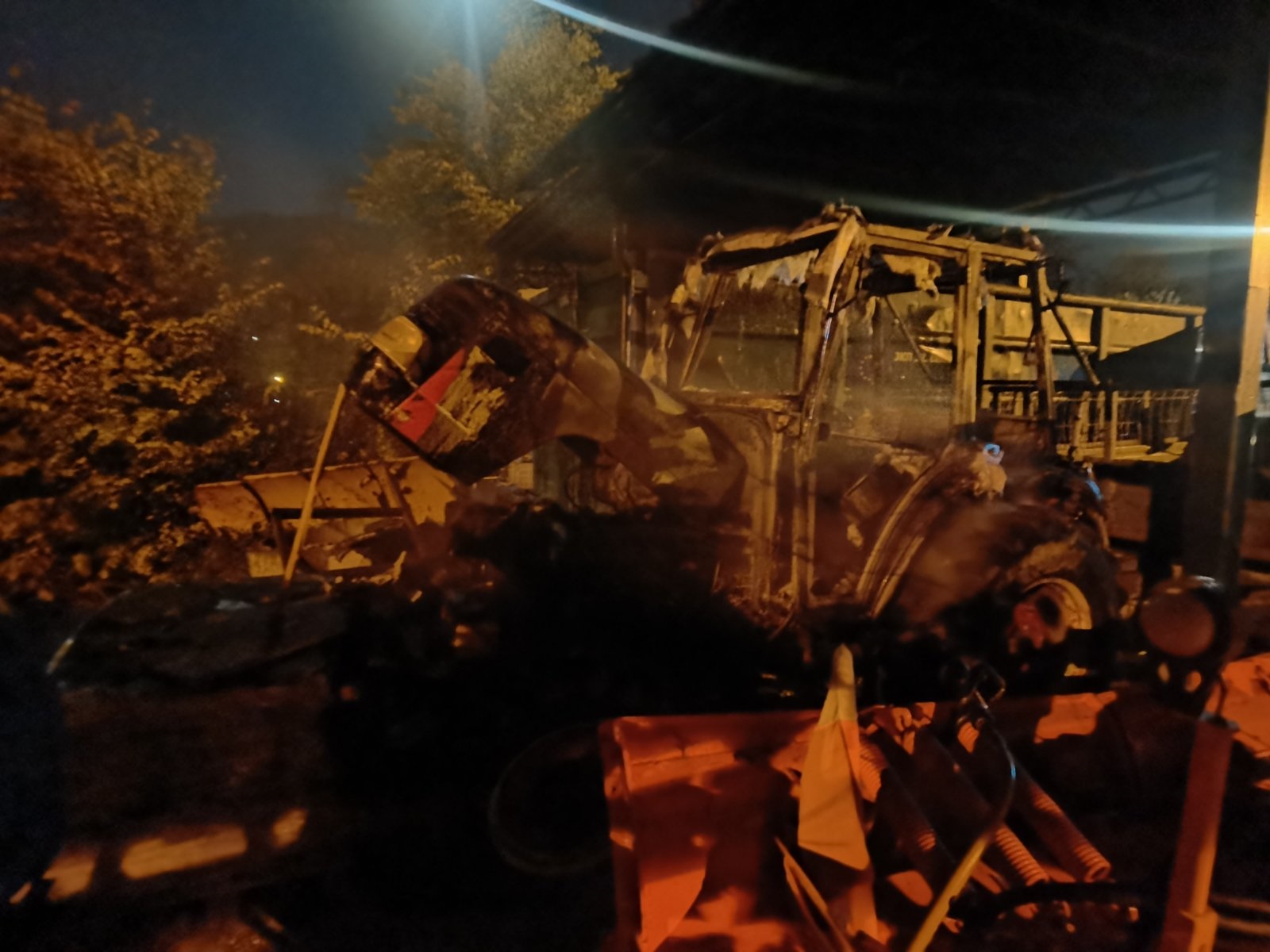 Пожар у гаражи ивањичког комуналног предузећа: Потпуно изгорео трактор, штета два милиона динара (ФОТО)