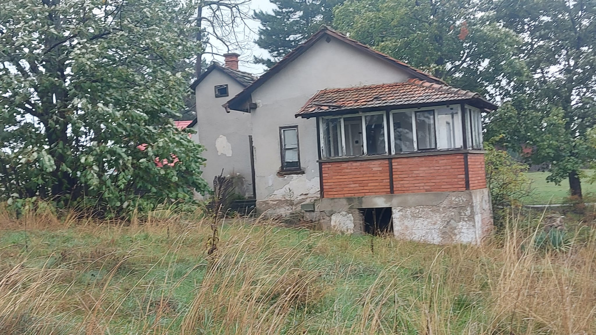 У ову шумску кућу на Равној Гори долазили су многи функционери СФРЈ: Данас оронула и запуштена никоме не служи на част/ Фото: РИНА