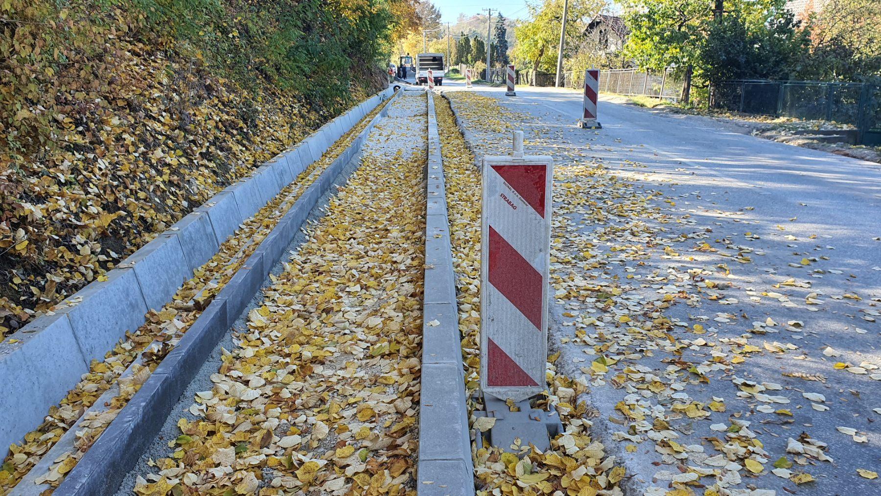 Мештани чачанског насеља Спомен парк до школе или посла кретали се узаним козјим стазама: Пешаци ће коначно бити безбедни, тротоари ширине метар ипо у завршној фази (ФОТО)