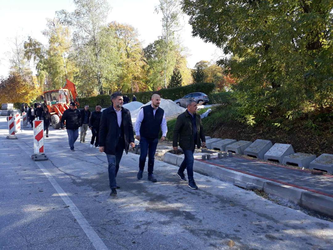 Мештани чачанског насеља Спомен парк до школе или посла кретали се узаним козјим стазама/ Фото: Прес служба