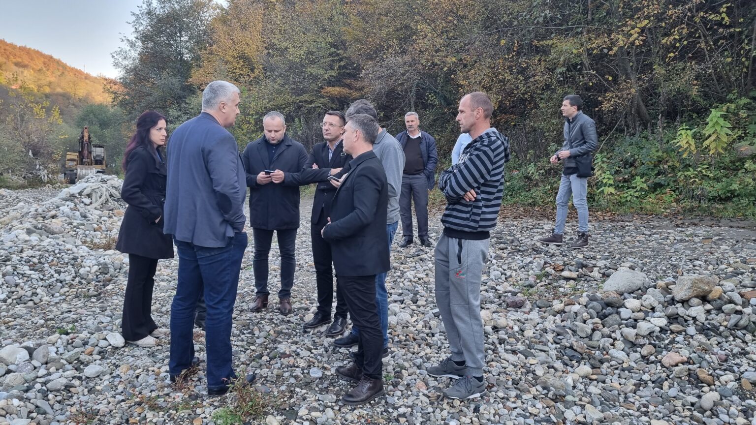 Некада једна од најчистијих река, данас је еколошка бомба и препуна смећа: Постављена сајла за прикљупљање отпада на реци Лим код Пријепоља (ФОТО)