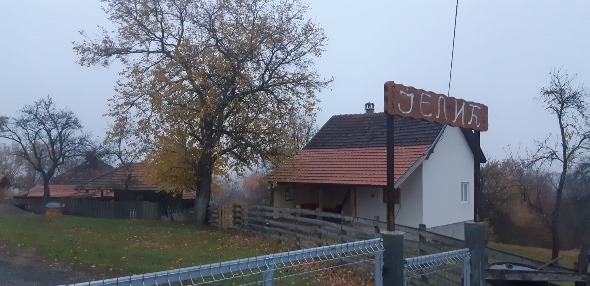Овако изгледа кућа коју наследници не могу да поделе без музичке звезде са Новог Зеланда: Чека се да стигне певачица Лорди, мештани нерадо причају о деоби имања под Рудником (ФОТО)