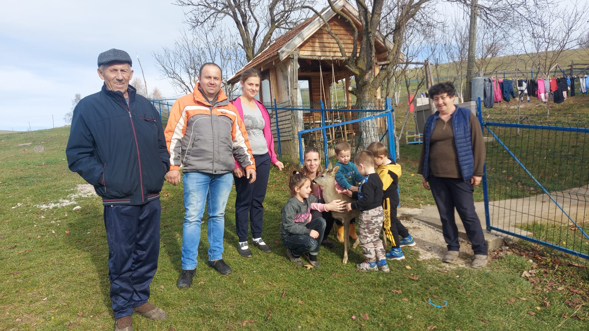 Одагајио сам је од неколико кила меса и спасио сигурне смрти у шуми: Жика са Пештера припитомио прелепу срну, она је сада омиљeна међу децом и главна атрaкција у селу (ФОТО)