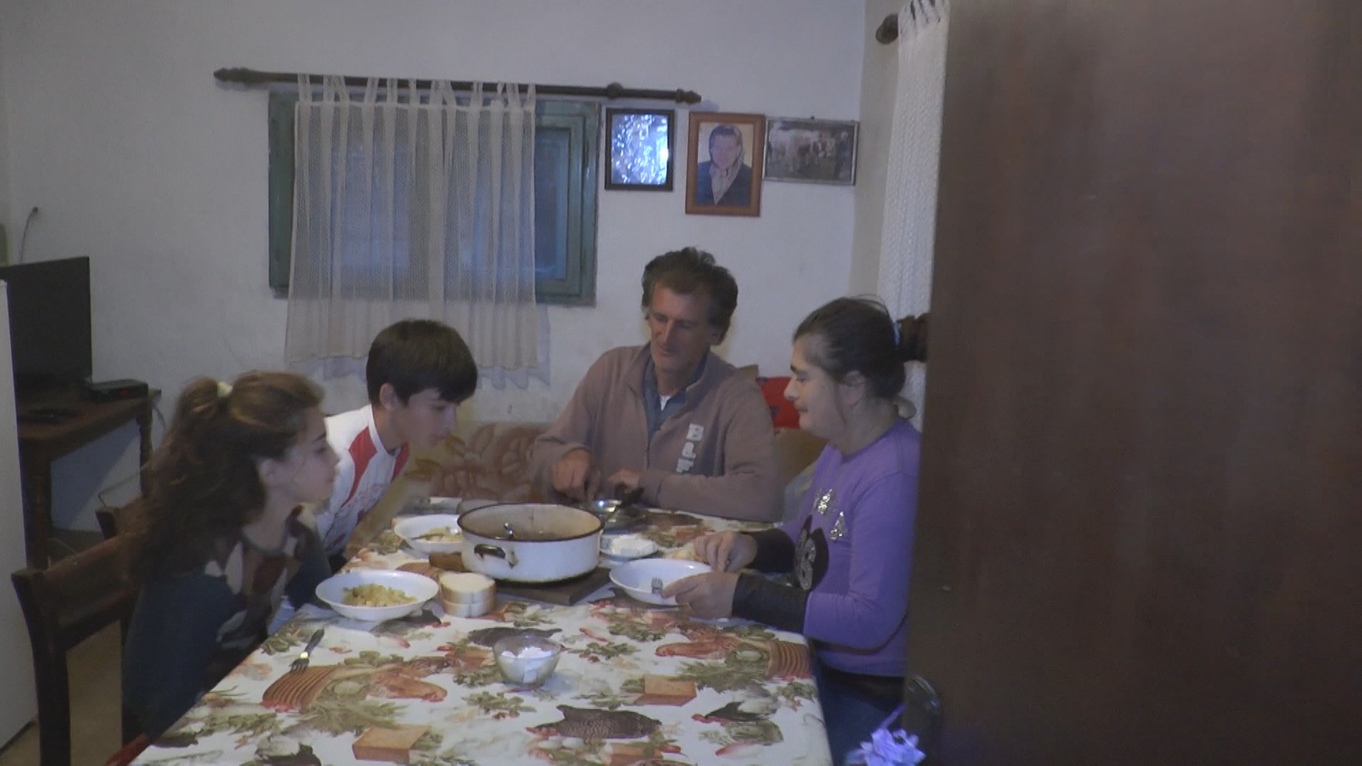 Кад хуманост не познаје границе: Ђоковићима из села Добраче код Ариља коначно се срећа осмехнула, све су ближе остварењу жеље да имају краву (ФОТО)