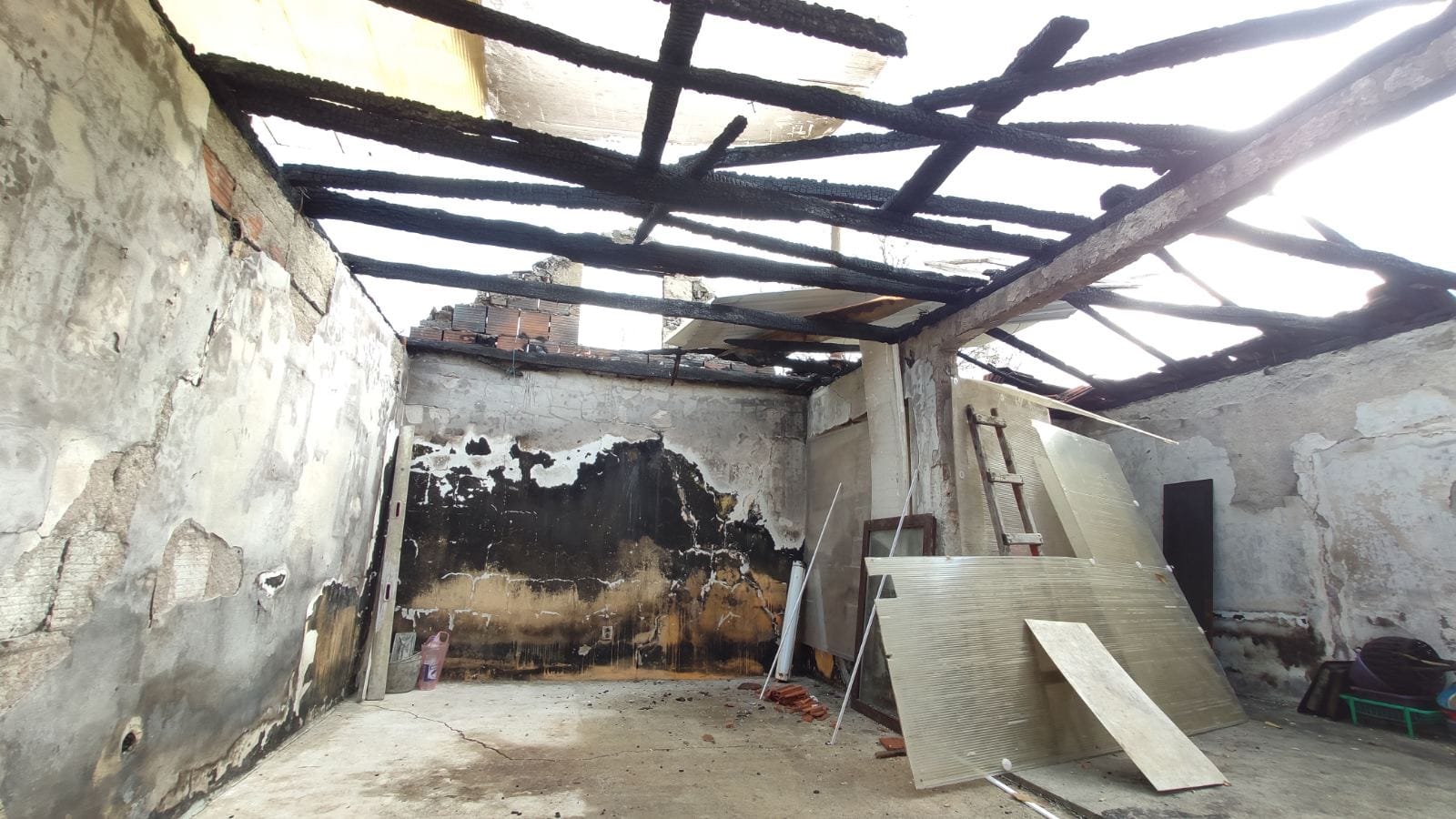 Ни кашика им није остала, а из пожара жена и деца једва извукли живу главу: Тешка судбина породице Милић из Трбушана код Чачка, већ месецима живе у Сигурној кући (ФОТО)