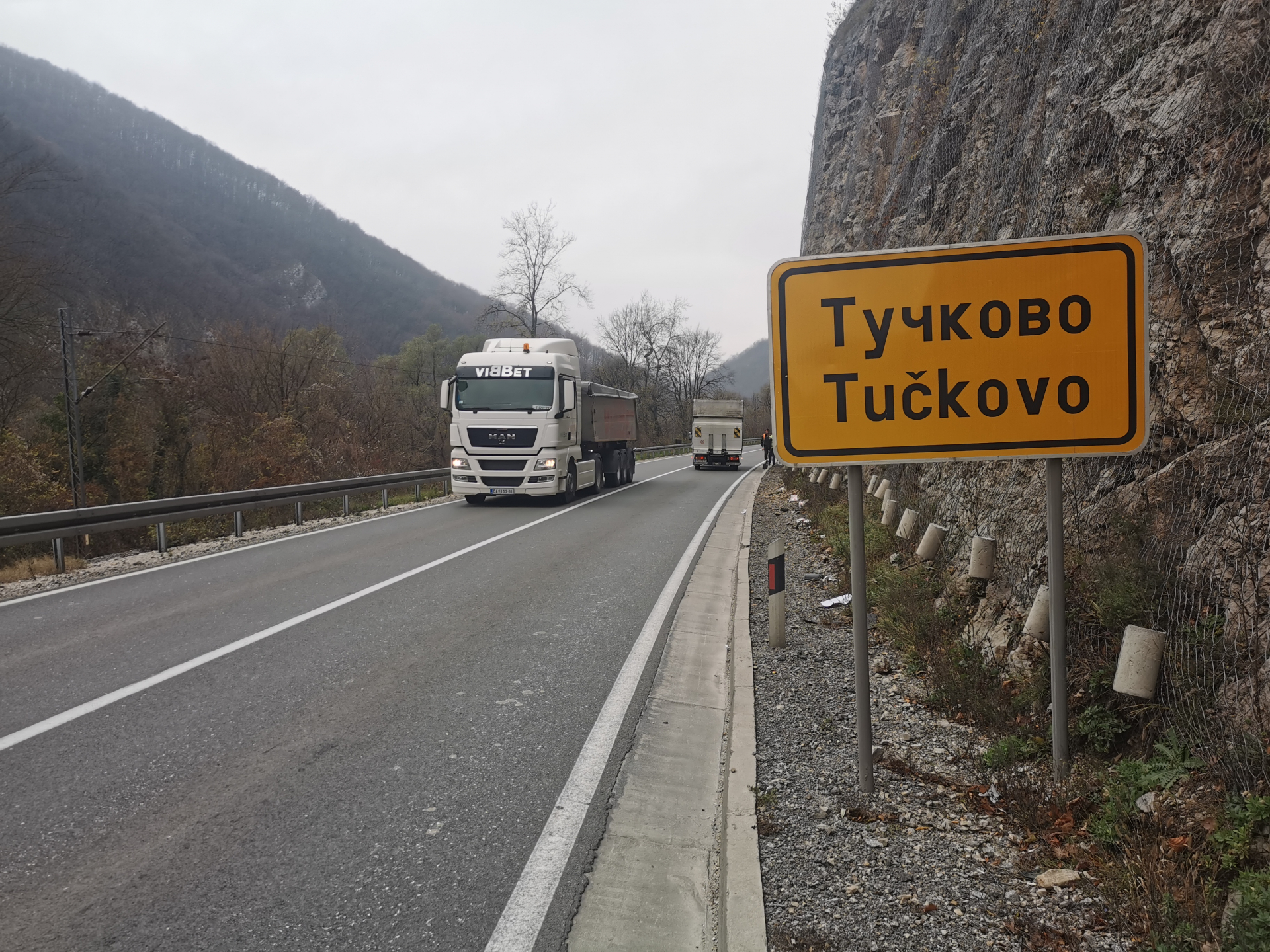 Тешка саобраћајна незгода код Пожеге: Судар камиона и Форда, једно лице  теже повређено  (ФОТО)