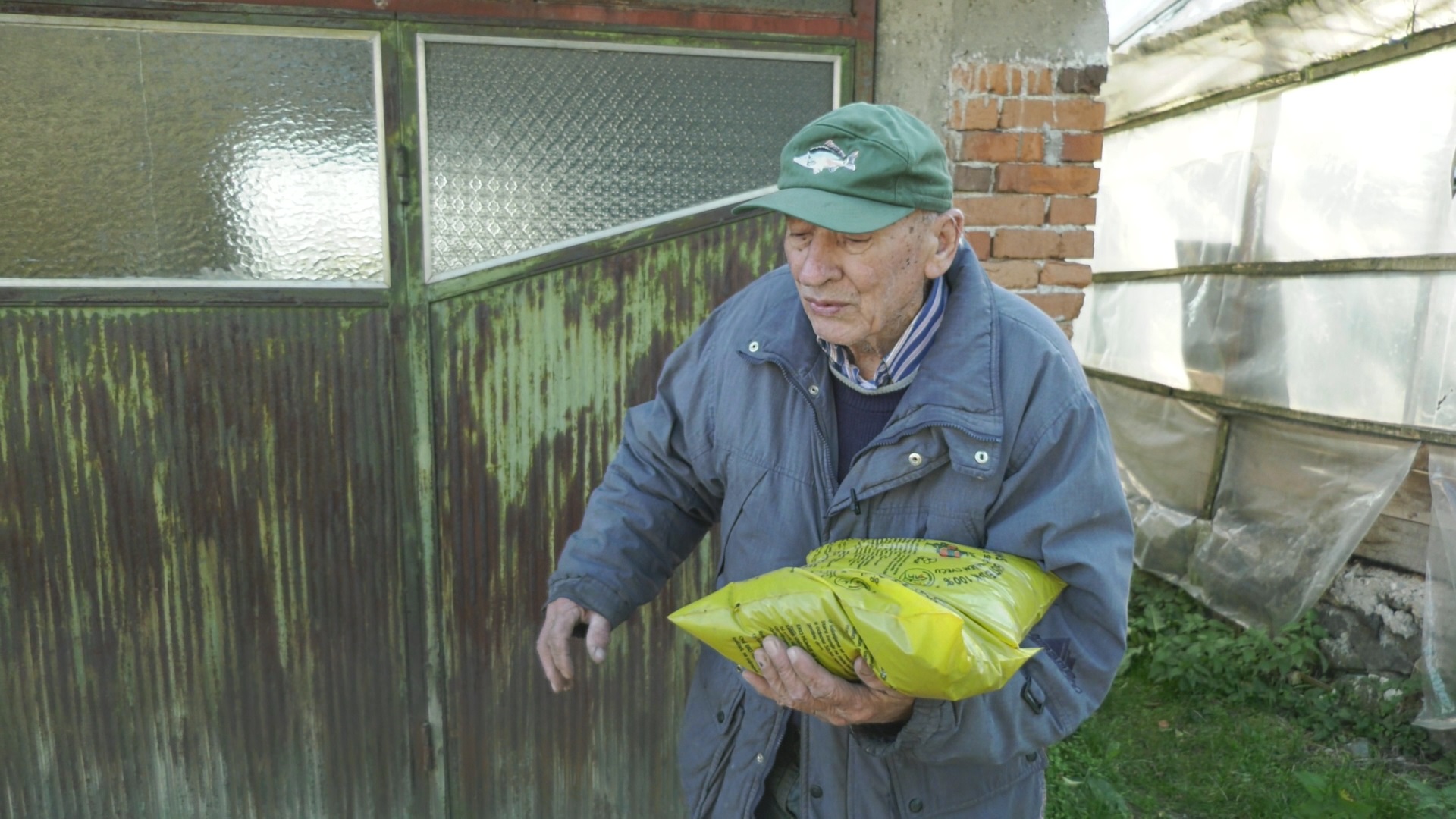 Невероватан бизнис Радосава из Косјерића, он је власник једне од најнеобичнијих фарми у Србији: Уместо крава или оваца овај пензионер узгаја калифорнијске глисте које му доносе чисту зараду (ФОТО)