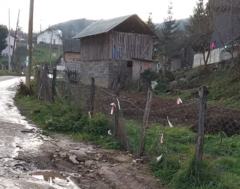 Бродаревци се гуше у смраду фекалија које плутају улицом: Уколико се проблем не реши прети им зараза, угрожено преко 30 домаћинстава (ФОТО)