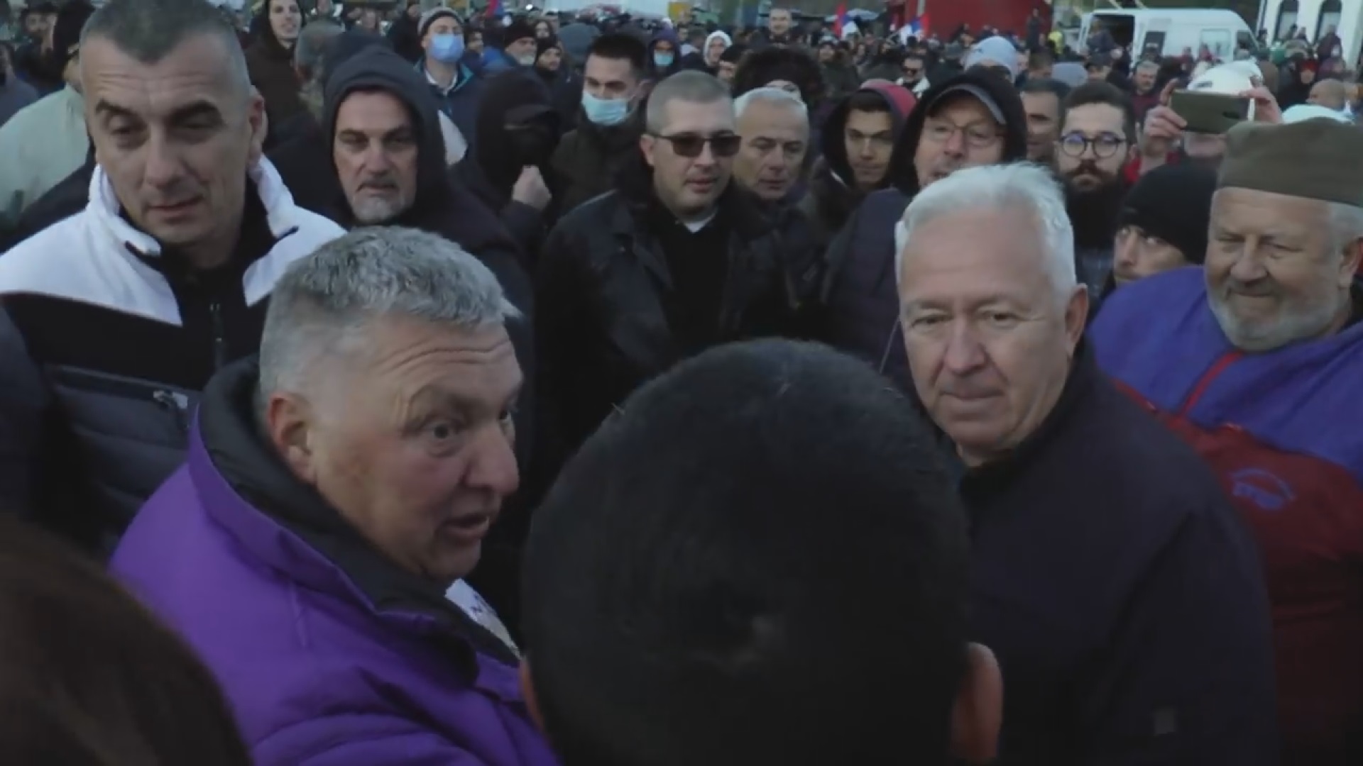 Срамота у Чачку: Учесници еколошког протеста  у Прељини напали репортера који је извештавао са лица места, погрдно скандирали и вређали га(ВИДЕО)