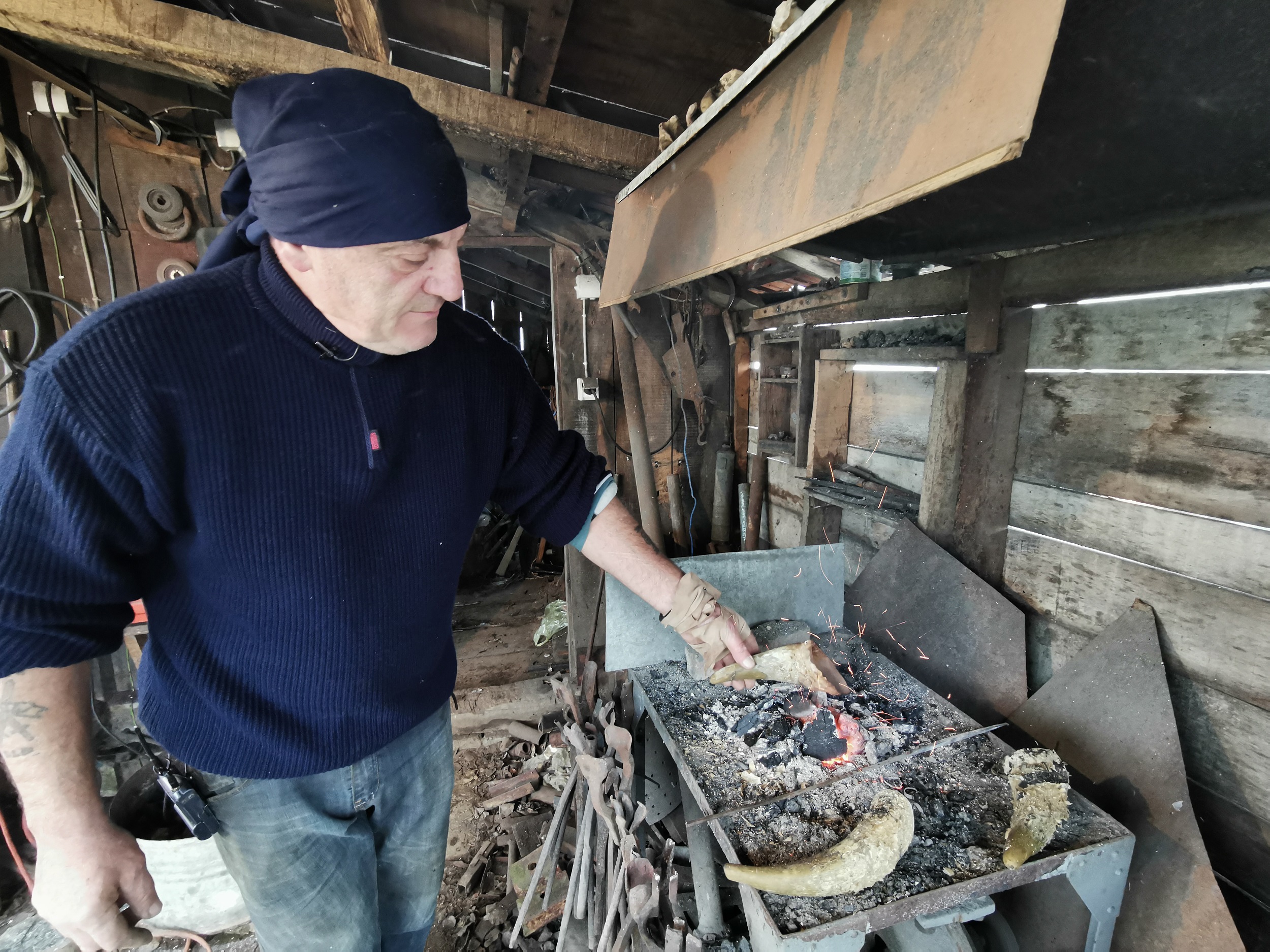 Бато Ђокић је ковач римског оружја, фото: РИНА