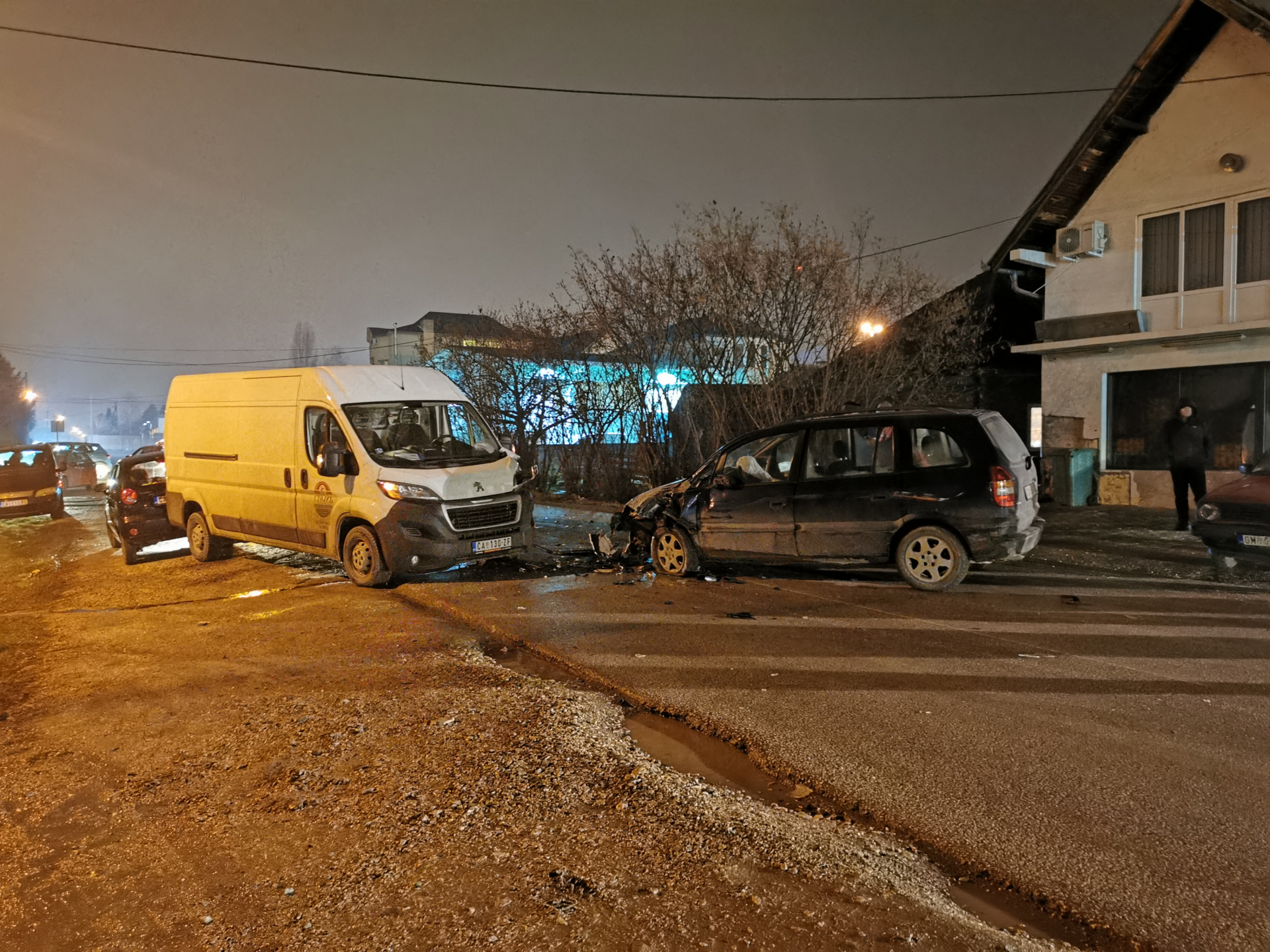 Хаотичан карамбол у Чачку: Судар три возила и комбија, повређено троје лица и причињена велика материјална штета (ФОТО)