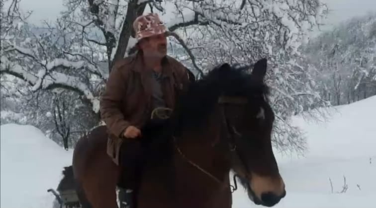 Велике муке мештана села на Пештеру: Завејани већ данима, могу да се крећу само на коњу а чистачи на њих заборавили и да постоје 