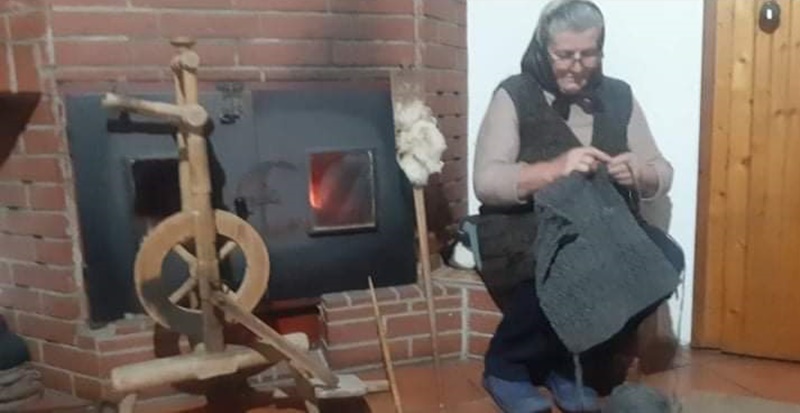 Сваку млађу жену бих научила ономе што знам, али ниједну не интересује: Бака Ђула из села Бела Река из руку не испушта игле и плетиво, најтоплији џемпери добијау се од вуне домаћих оваца (ФОТО) 