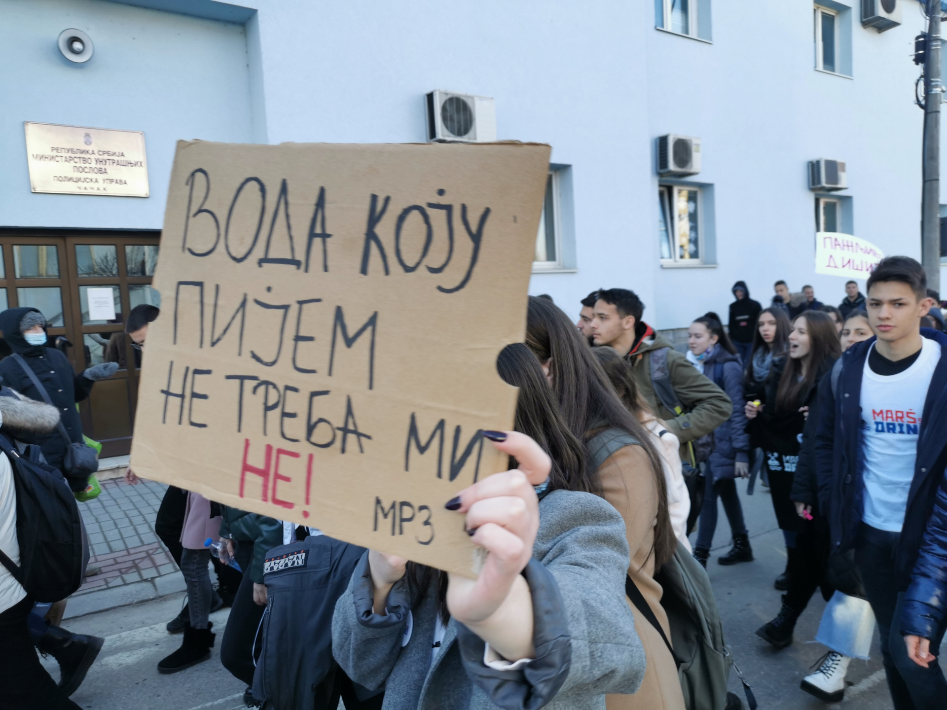 Ми смо будућност ове земље и желимо здраву животну средину: Средњошколци протествовали чачанским улица против доласка Рио Тинта и ископавања литијума у Србији