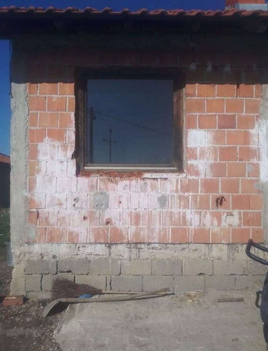 Над њиховом судбином и камен би заплакао: Породица Лакатош из чачанског села Мрчајевци празнике дочекује у немаштини, у недовршеној кући и без основних животних намирница (ФОТО)