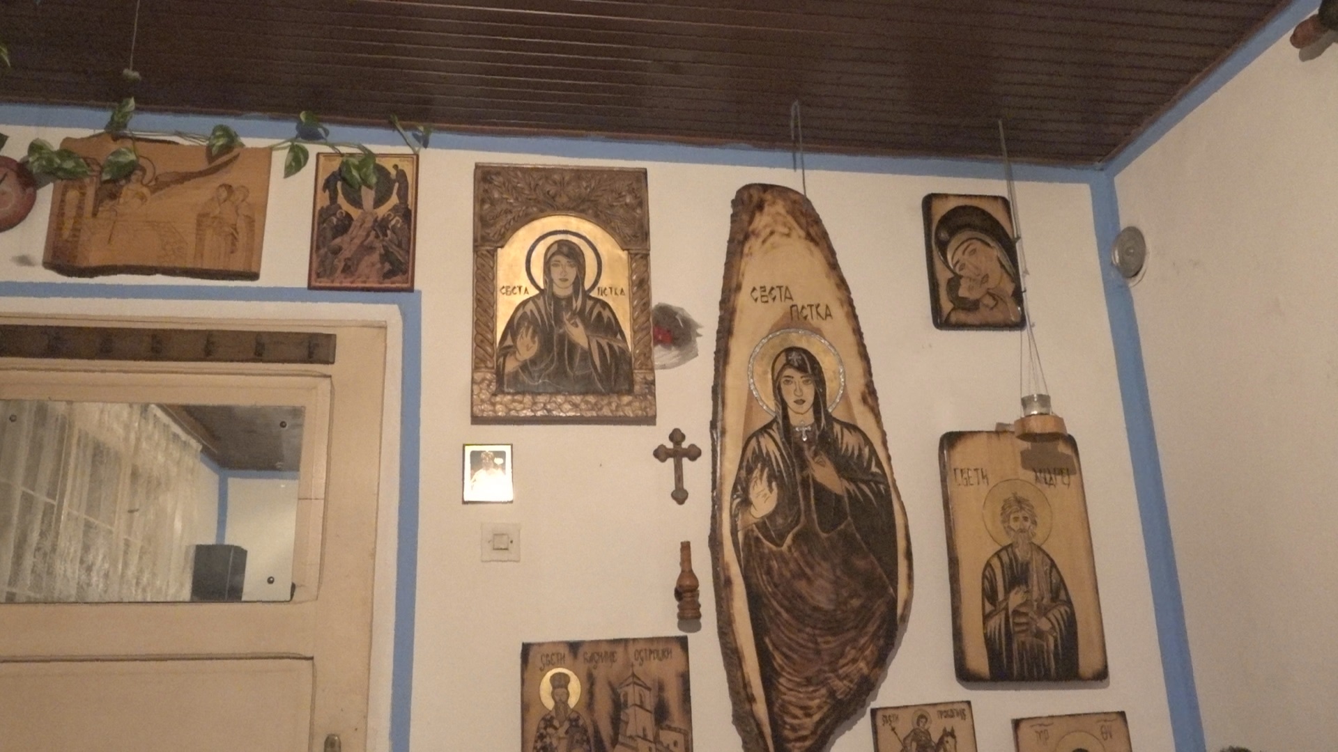 Пробудио се једно јутро након повратка са Свете Горе и схватио да има невероватан таленат: Милован је самоуки иконописац, његових руку дела обилазе свет (ФОТО)