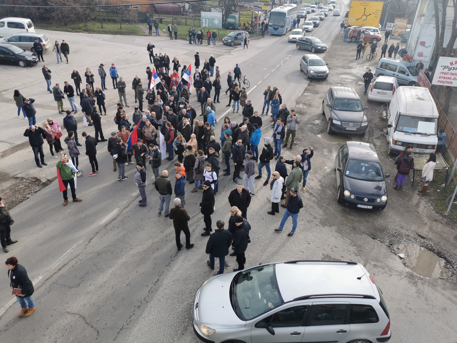 Први протест у новој години: Присталице еколошких покрета поново блокирале Ибарску магистралу, број окупљених мањи него прошли пут (ФОТО)
