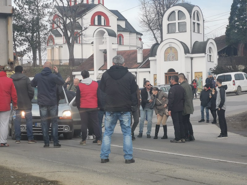 Аутомобилом ударио жену у ноге: Инцидент на протесту у Прељини, Хитна помоћ стигла на место незгоде (ВИДЕО)