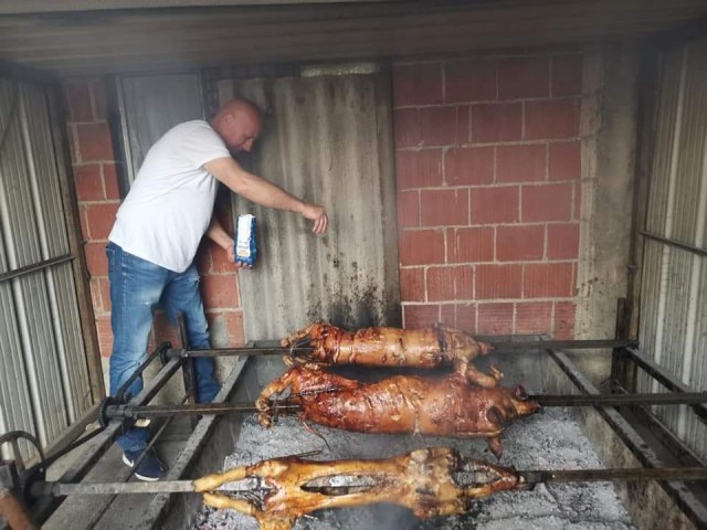Чачани поново прешли игрицу и показали да су "небески народ", осмислили несвакидашње такмичење: Ко погоди тачну меру прасета добија га као награду, разлог је невероватан (ФОТО)