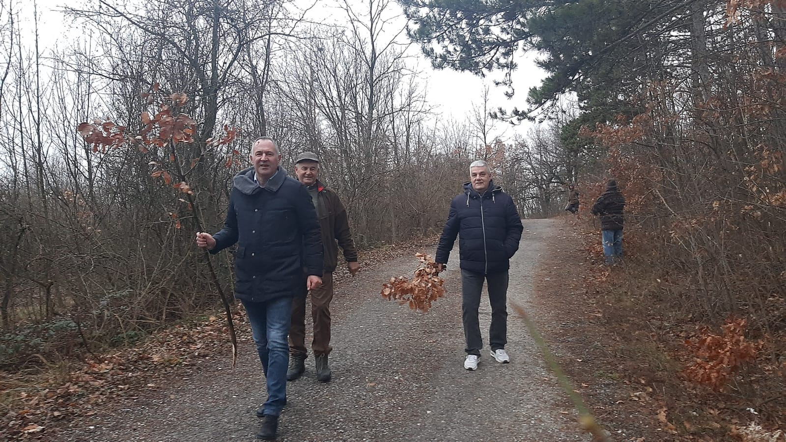 Овако бадњак сече српски принц: Михаило Карађорђевић на Опленцу верно чува нашу традицију и обичаје (ФОТО)