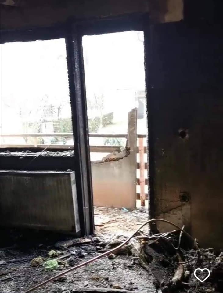 Ужас у Севојну на Божић, дечаци из пламена излетели и голи и боси: Ватрена стихија потпуно прогутала породичну кућу, самохрана мајка остала без крова над главом (ФОТО)