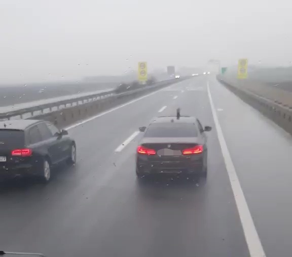 Невиђена бахатост на аутопуту: Мушкарци из бмw-а аустријских таблица јабукама гађали српски шлепер, побегли кроз наплатну станицу у Старој Пазови (ФОТО)