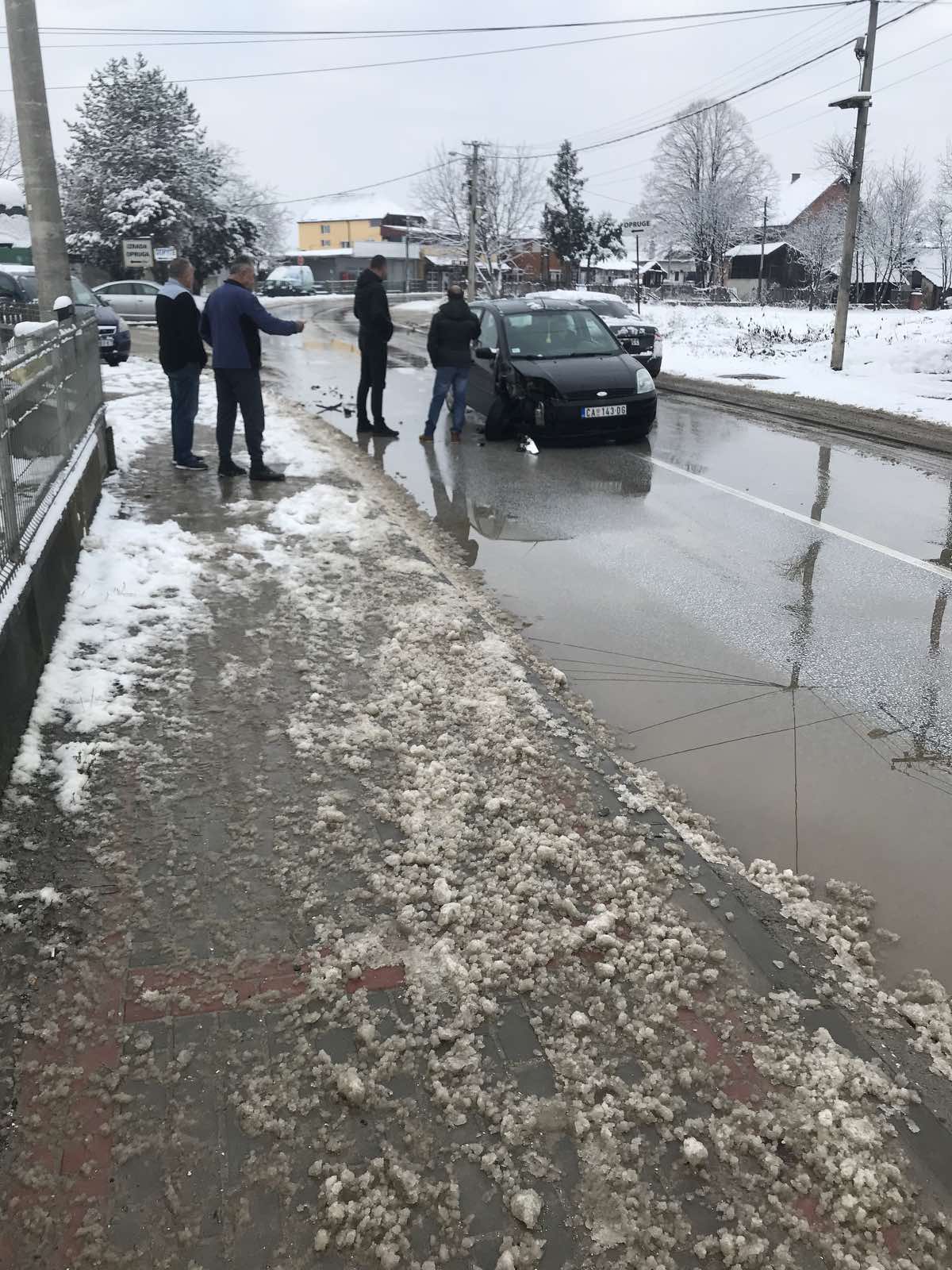 Чули смо страшан звук, излетели смо из својих кућа и затекли језив призор: Један ауто смрскан, други се окренуо за 180 степени, тешка незгода у Чачку (ФОТО)