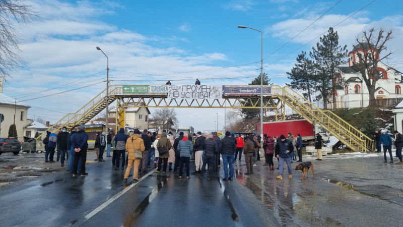 Још један протест незадовољних грађана, траже раскид уговора са Рио тинтом: Неколико десетина грађана поново блокирало Ибарску магистралу (ФОТО)