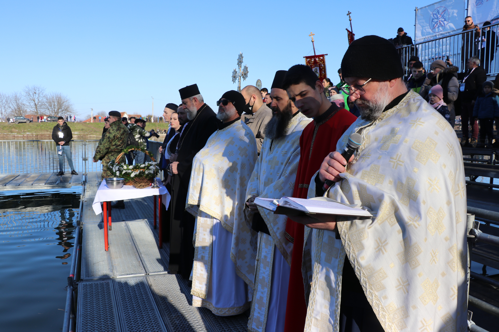 У Западној Морави више пливача на Богојављење усред јануара, него на Светог Илију у августу: Леденом реком  запливало преко 100 такмичара, први до Часног крста стигао дванаестогодишњи дечак (ФОТО)