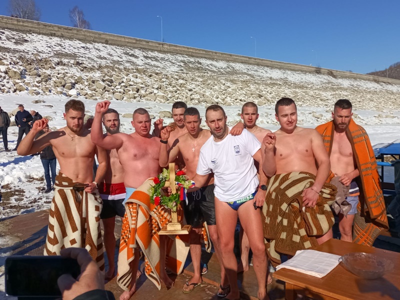 Први пут на Богојављење запливао у руском граду пре 16 година, а сада наставља да чува традицију и у Србији: Бојан из Ужица најбрже је кроз ледено Златарско језеро стигао до Часног крста