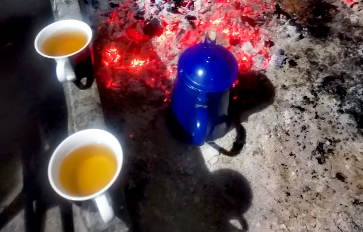 Чај који моментално подиже температуру тела прави се у Шумадији од давнина и има само три састојка: Драган из Загорице код Тополе открива како се прави чувена "врућа" (ФОТО)