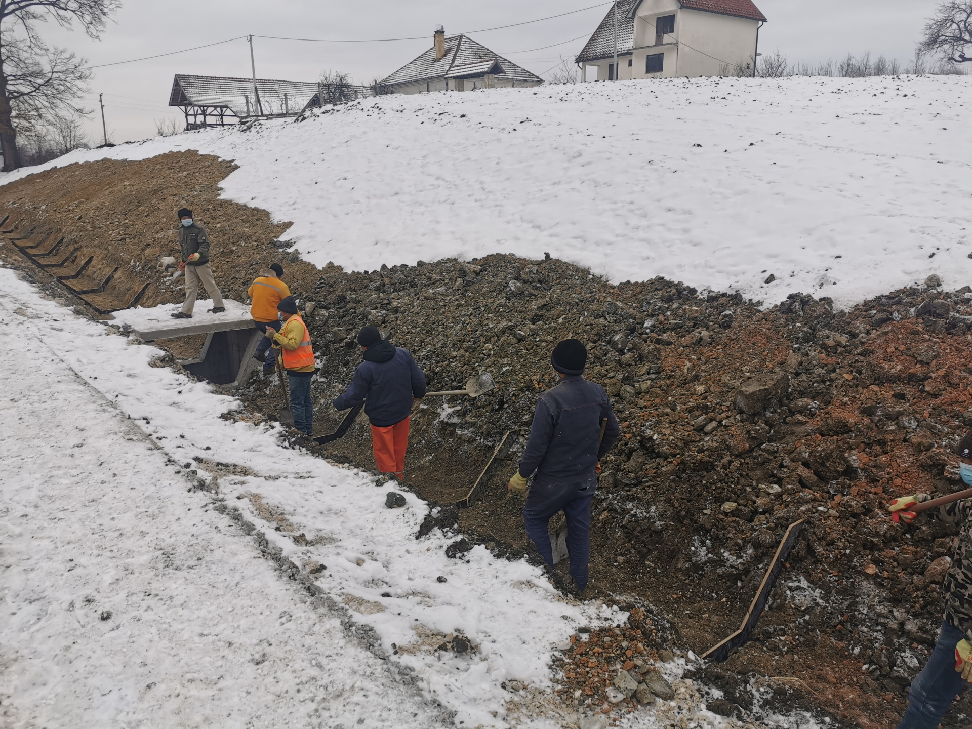 Румени им образи и руке хладне, али не одсутаје се од радова ни по највећем минусу на деоници од Прељине до Паковраћа: Мештани околних села саживели се са Кинезима и поручују - биће нам жао кад оду  (ФОТО)