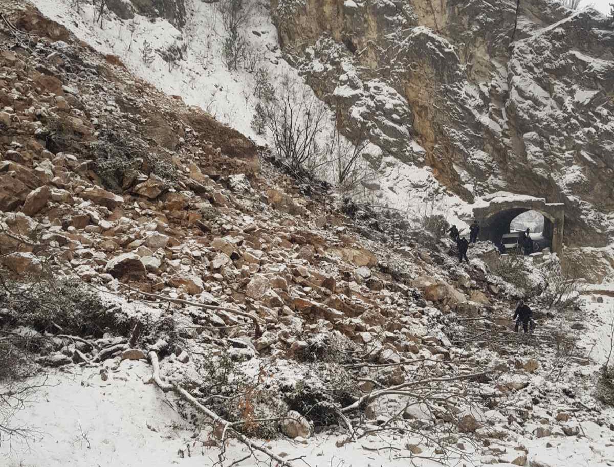 Три дана траје пробијање одрона које је пресекло пут ка Црној Гори, формиране огромне колоне: Обрушавање камења могло је да угрози животе, нормализација саобраћаја могућа тек у касним сатима (ФОТО)(ВИДЕО)