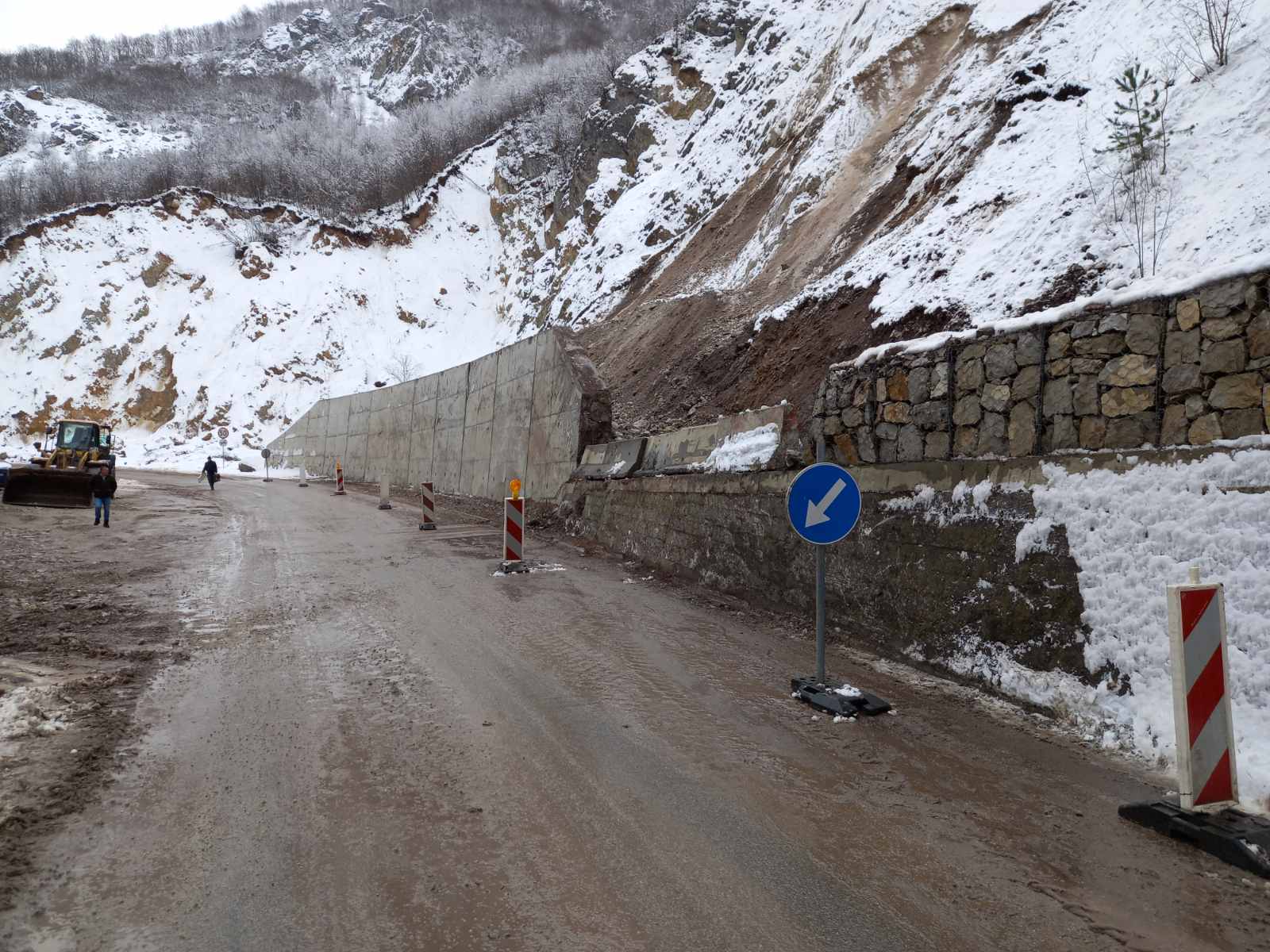 Сјајна вест за све возаче, укроћено брдо на граници са Црном Гором: Након четири дана агоније радници успели да уклоне камење и земљу сурване на пут, коначно нормализован саобраћај ка Гостуну (ФОТО)