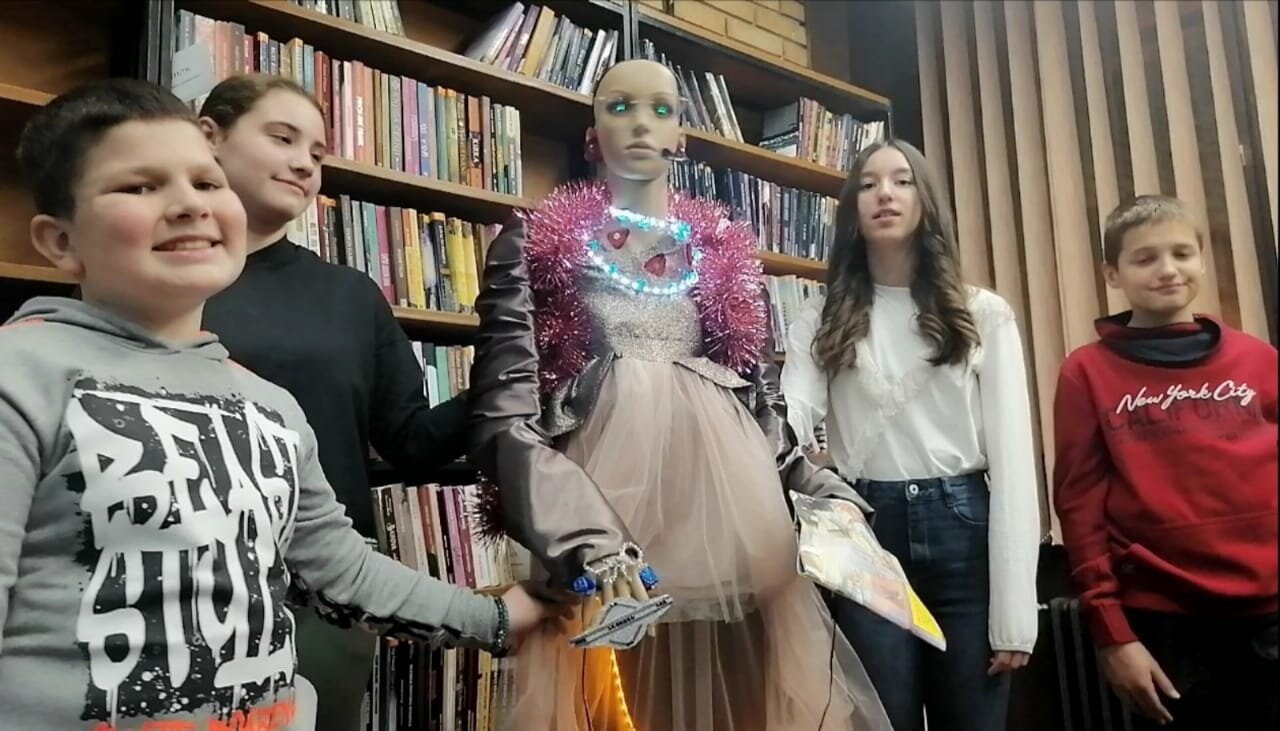 Шири се прва породица робота у Србији: Хелга из Ивањице добила сестру близнакињу Лу, наставница Милкица је жена која одушевљава Србију и регион својим иновцијама (ФОТО)(ВИДЕО)
