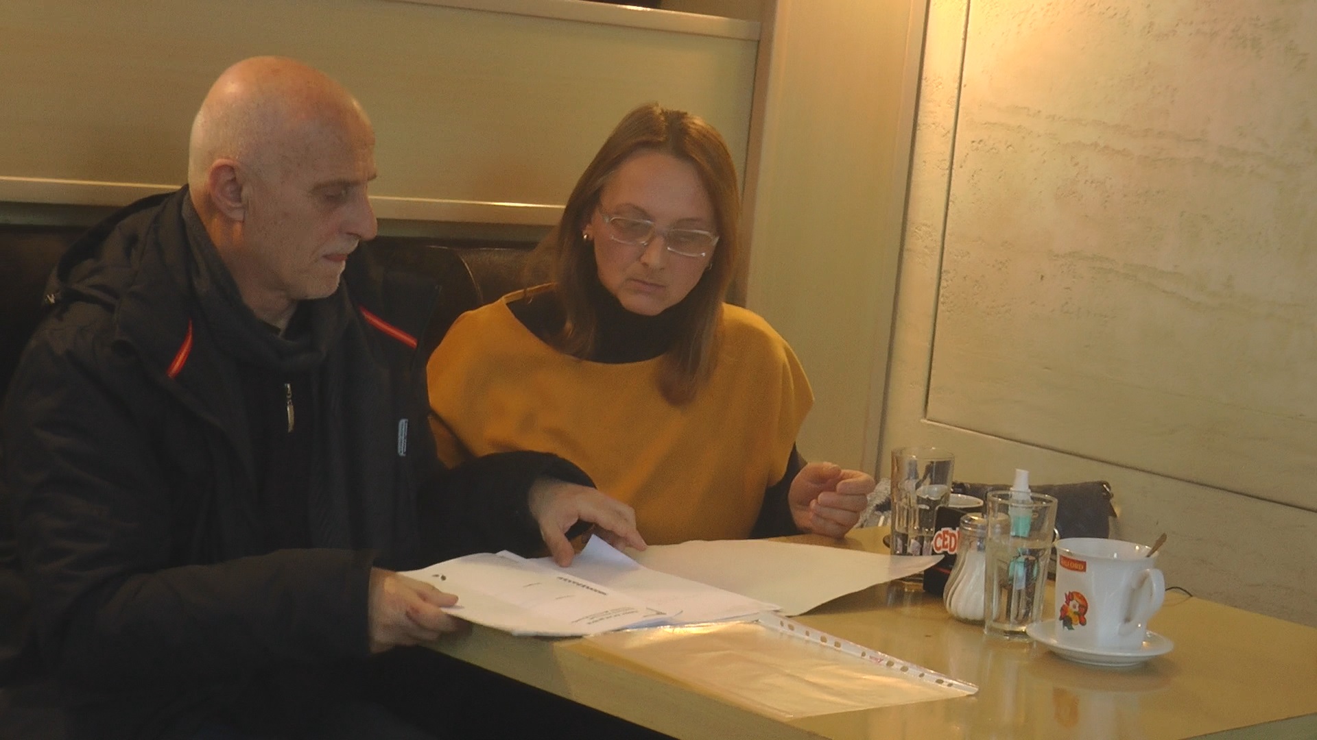 Покојници у изолацији, Мирослав и Данојла немају мира ни на оном свету: Због нерашчишћених рачуна гробови им ограђени високом жицом, деца не могу да приђу да им  запале свећу (ФОТО)