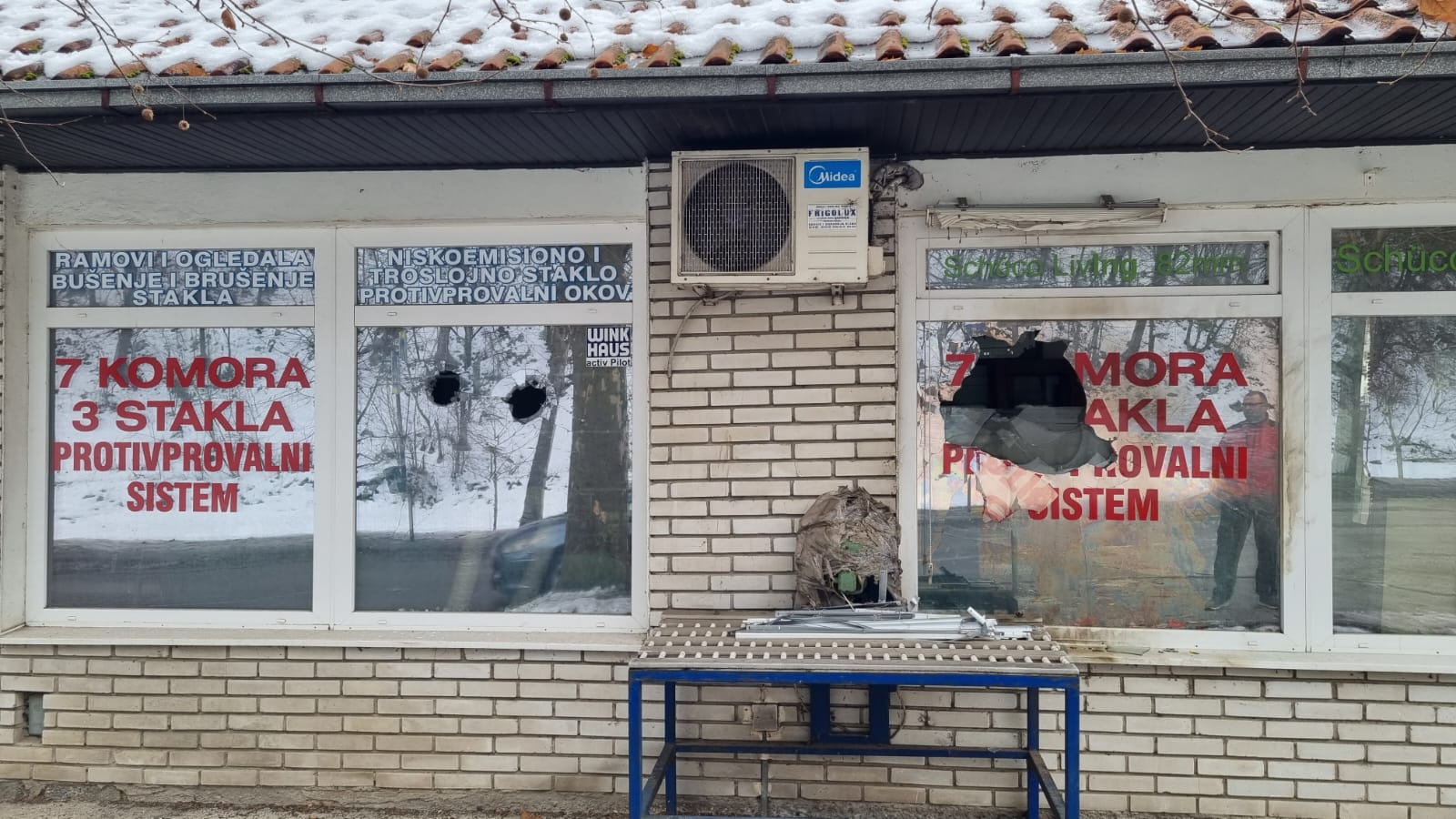 Бруталан вандализам у центру Пријепоља: Током ноћи поразбијана стакла на занатској радњи и покушали да је запале, полиција интензивно трага за починиоцима (ФОТО)