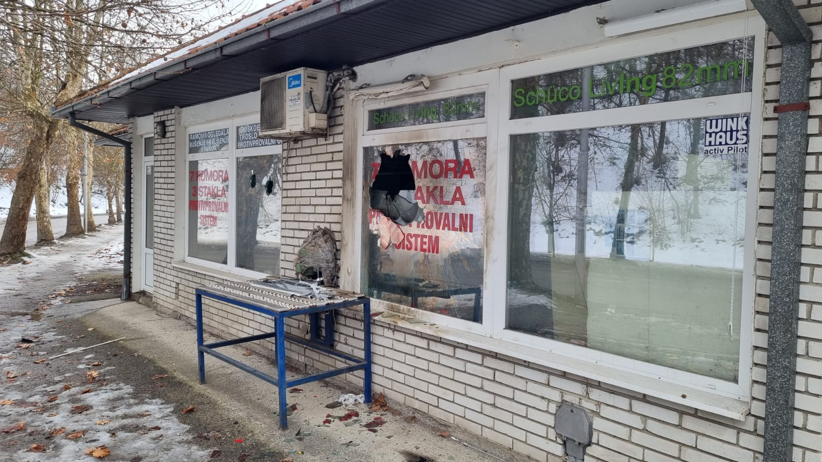 Муњевитом акцијом пријепољске полиције приведен разбојник: Усред ноћи поразбијао стакла и покушао да запали радњу у центру града