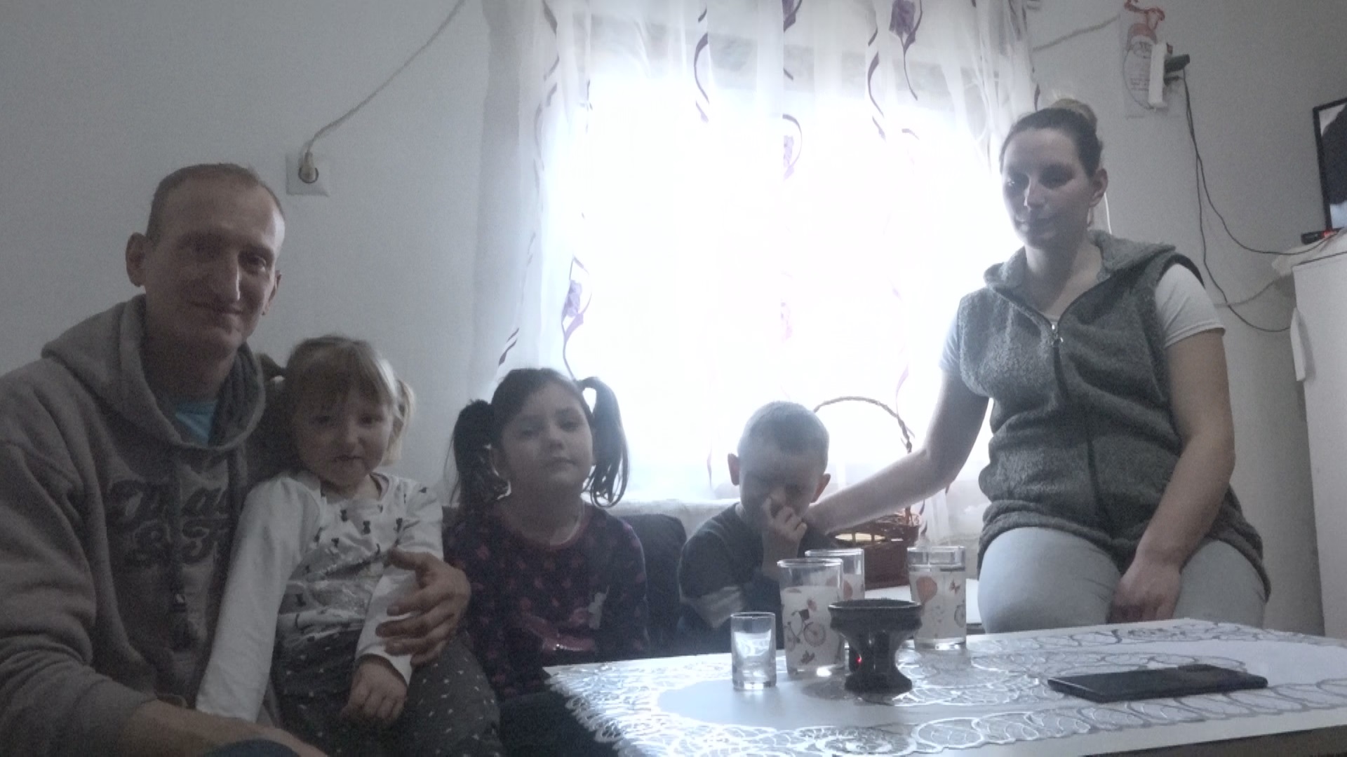 Бацила сито на кућу и "отрчала" у породилиште: Она је једина млада у Србији која се породила на дан своје свадбе, седам година касније Бојана на свет донела четврто дете (ФОТО)