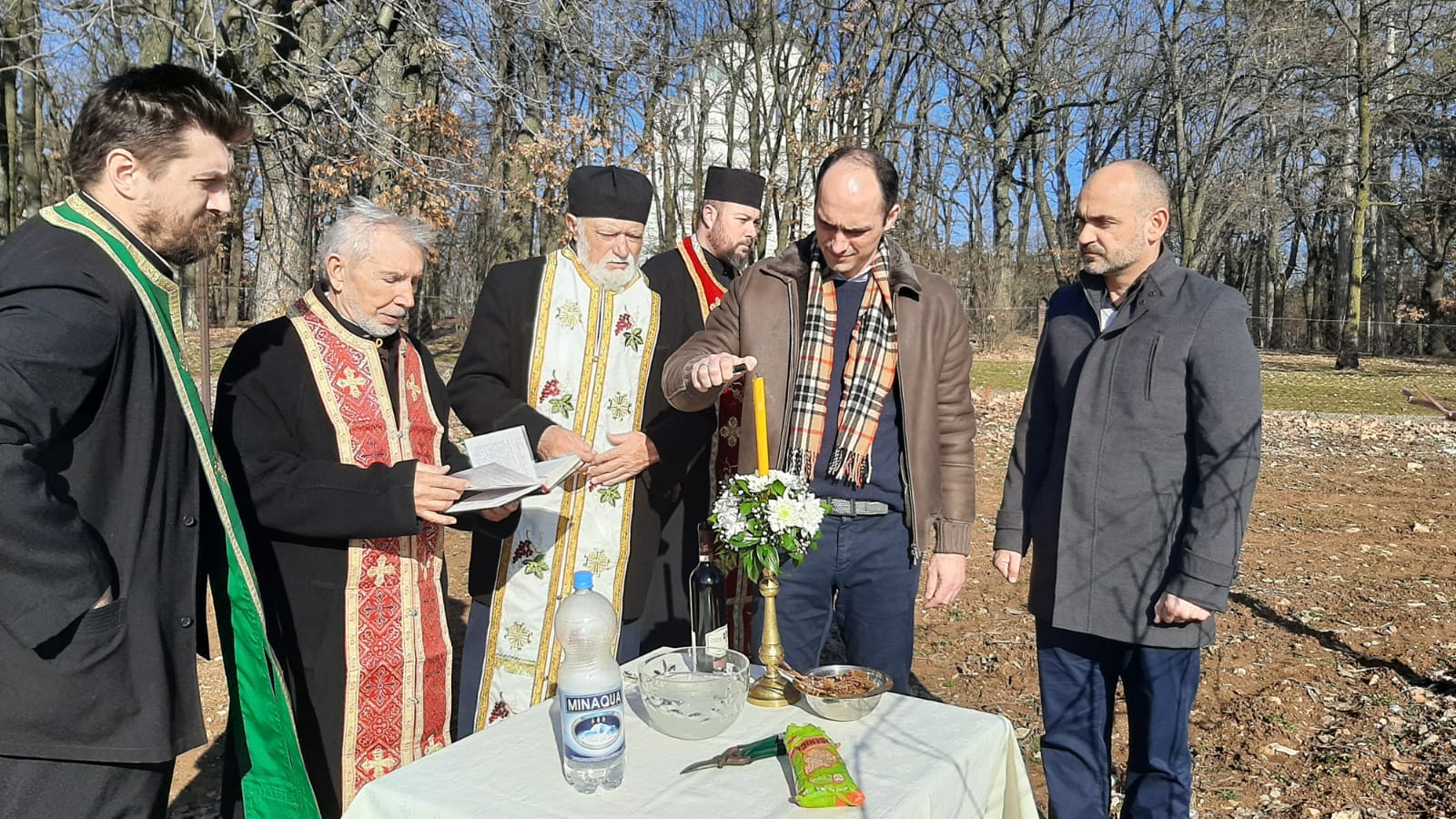 Након дуге и хладне зиме виноградари у српској Тоскани пред Сретење орезали прве гранчице: Принц Михаило Карађорђевић чува традицију својих славних предака на Опленцу (ФОТО)