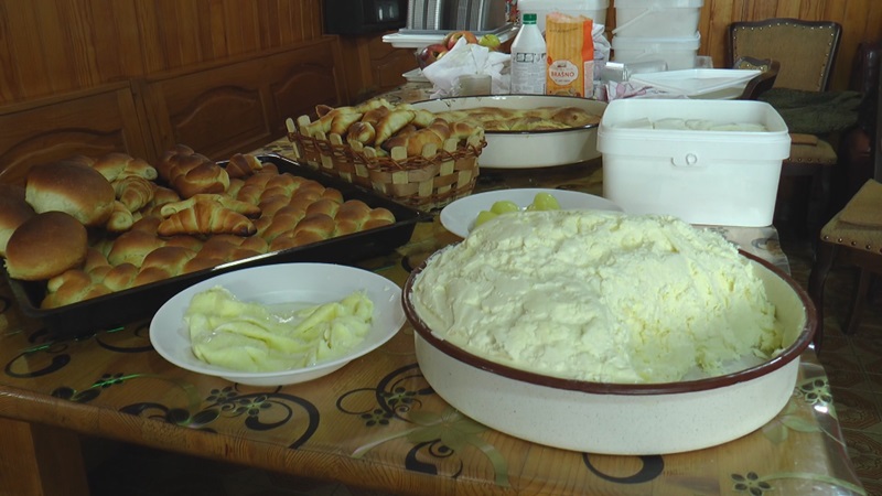 Ово село је престоница српске пршуте, најзаслужнији за то су букова дрва и повољна клима: Филиповићи са Мачката месечно производе чак 300 килограма домаћих сувомеснатих прозвода (ФОТО)