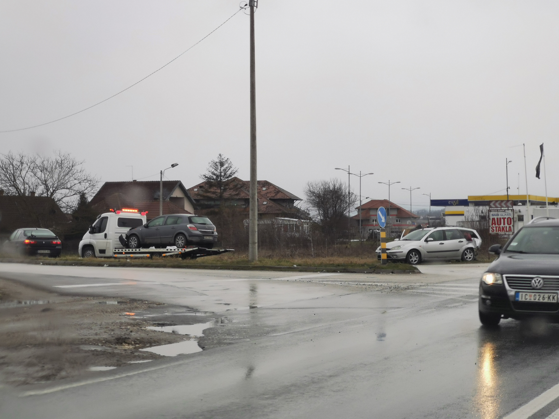 Удес на Ибарској магистрали, возач форда покушао да скрене кад је у њега ударио опел: Директан судар два путничка аутомобила у Прељини (ФОТО)