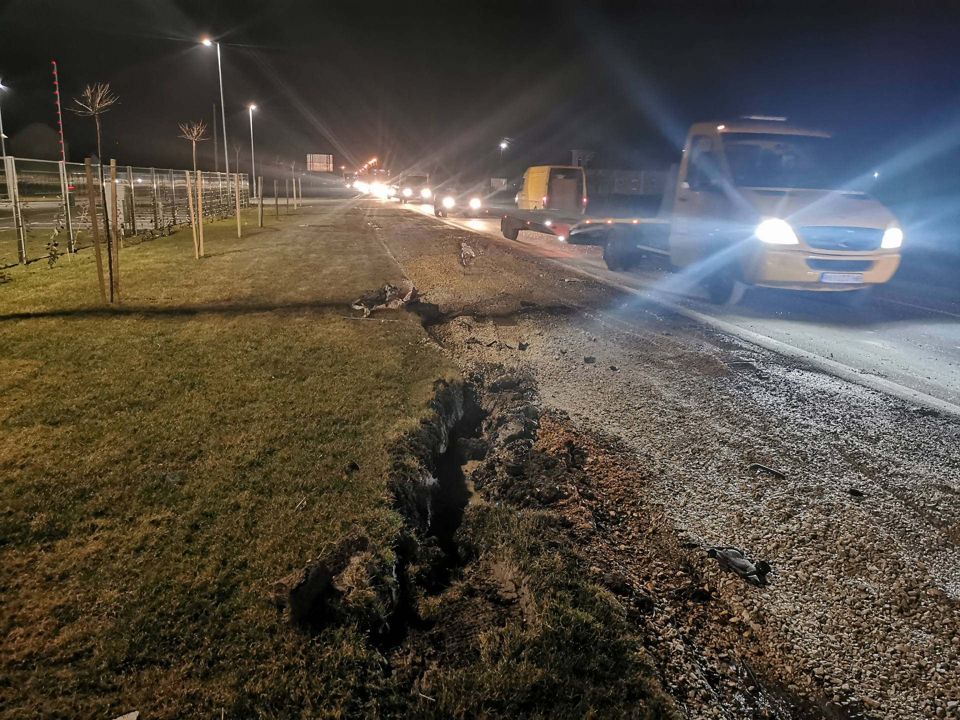 Возило подлетело под камион: Тешка саобрћајна незгода код Чачка, једно лице превежено у болницу са повредама опасним по живот (ФОТО)